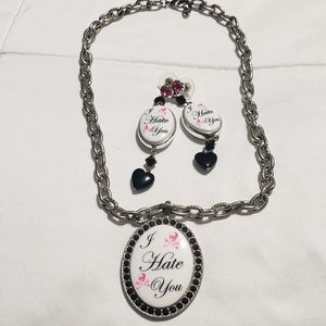 Tarina Tarantino set in "I Hate You"